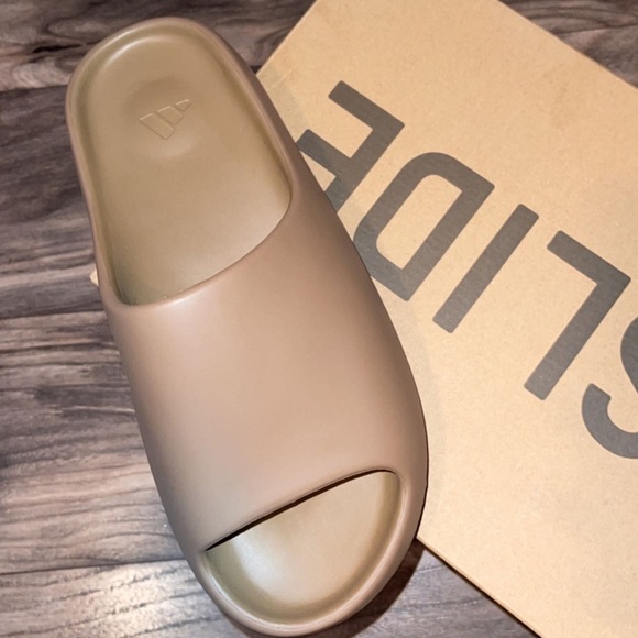 Gently Wore Yeezy Slides